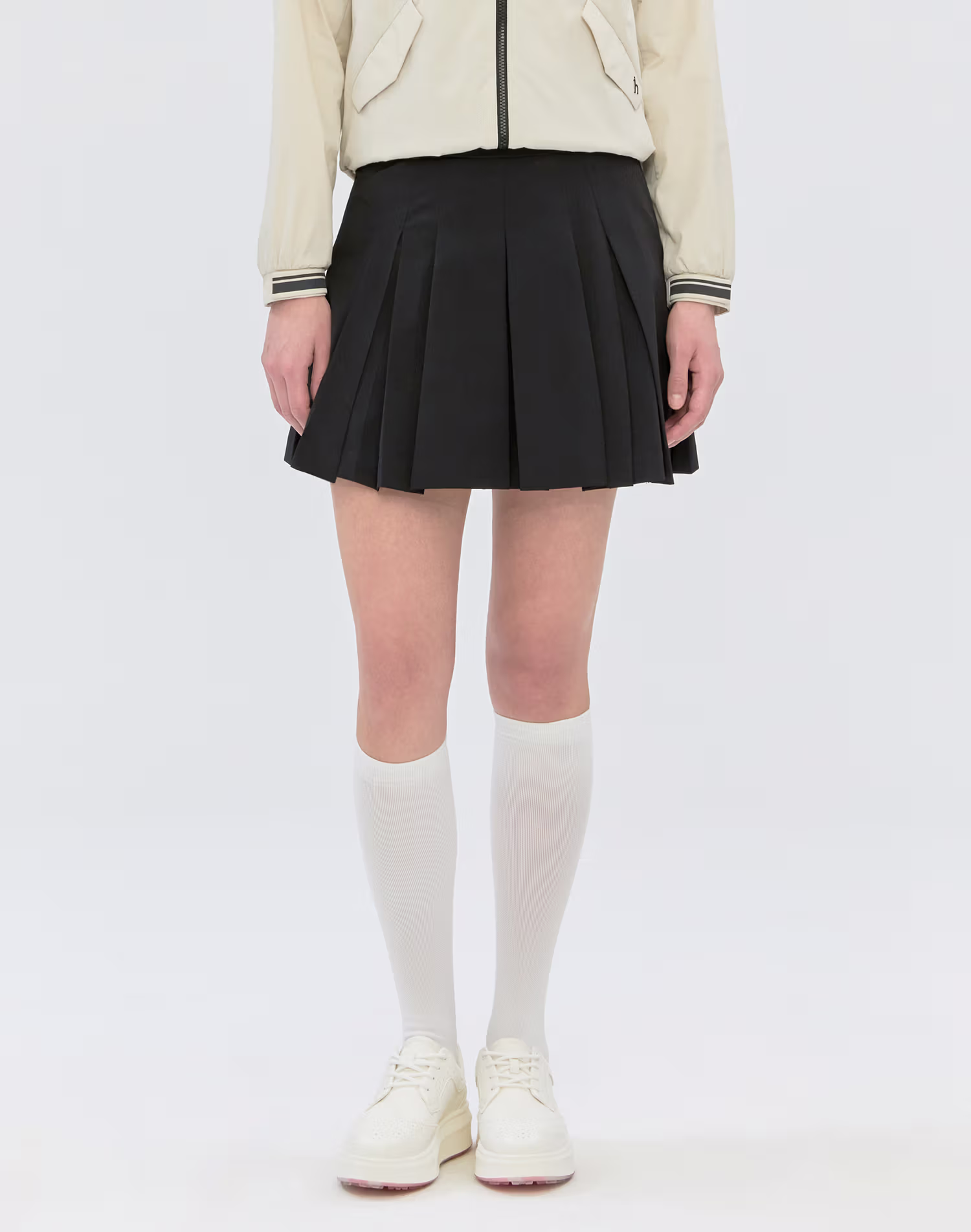 Quần đùi xếp ly dành cho nữ màu đen — Hazzys | Seoul Golf Fashion