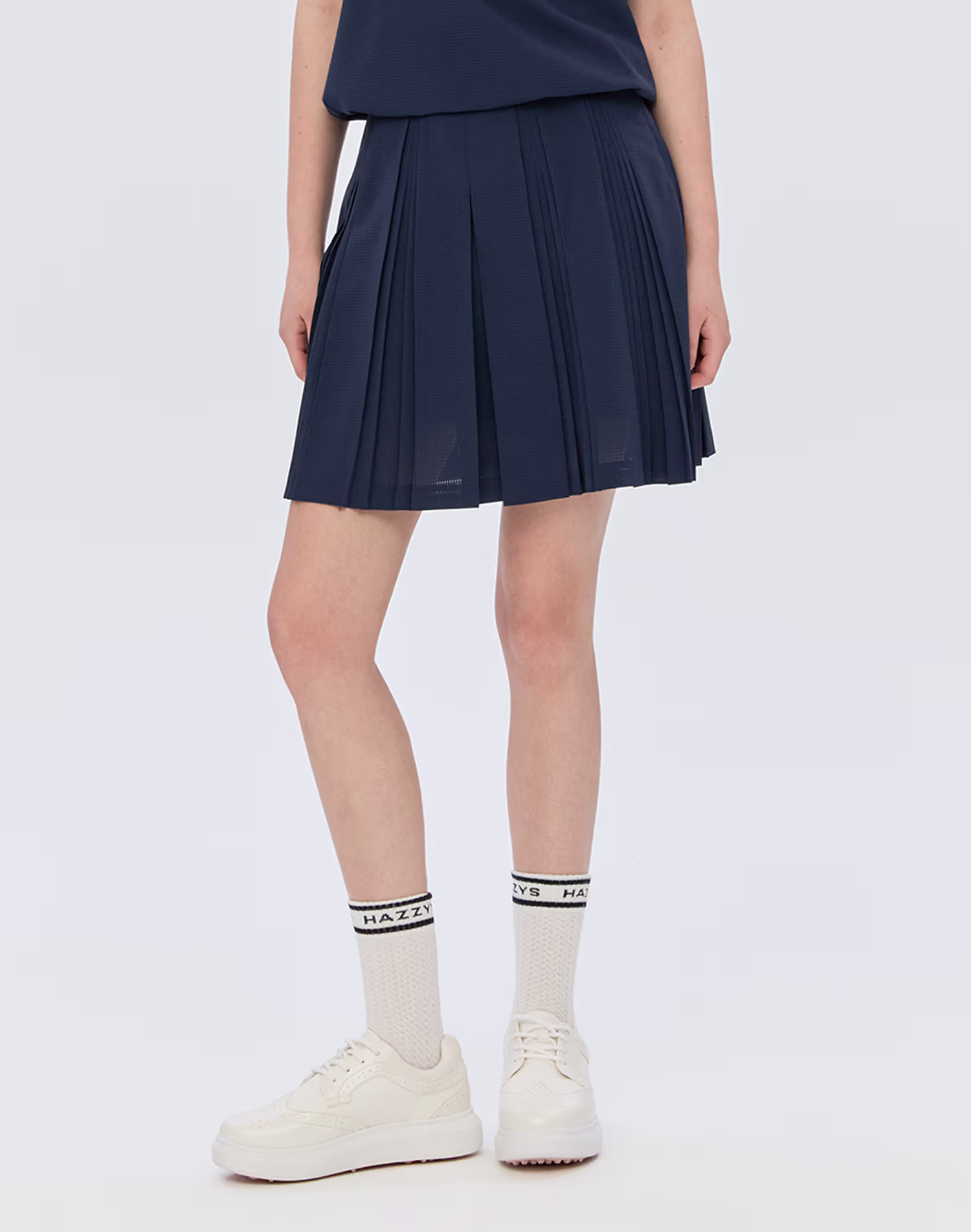 Chân váy xếp ly màu xanh hải quân dành cho nữ, có chi tiết nhún bèo. — Hazzys | Seoul Golf Fashion