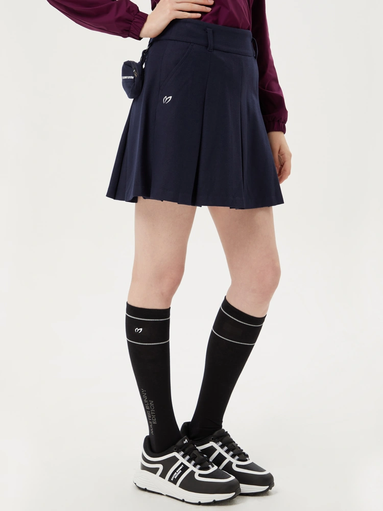 Chân váy golf nữ xếp ly dáng ngắn màu xanh navy Master Bunny Edition trên mẫu nữ