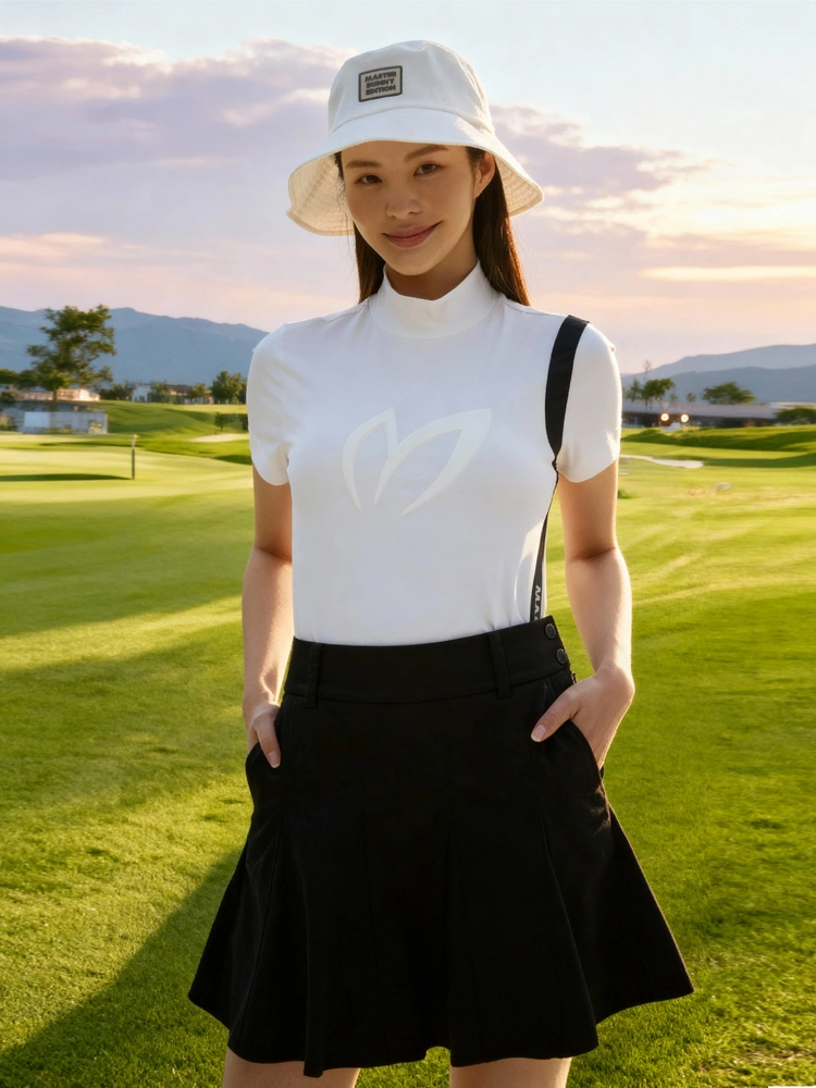 Váy golf nữ Master Bunny Edition màu đen dáng xòe trên sân golf