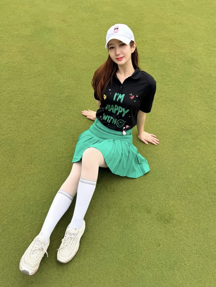 Áo golf nữ tay ngắn cổ bẻ màu đen Pearly Gates họa tiết chữ in xanh và biểu tượng nhỏ đa màu sắc