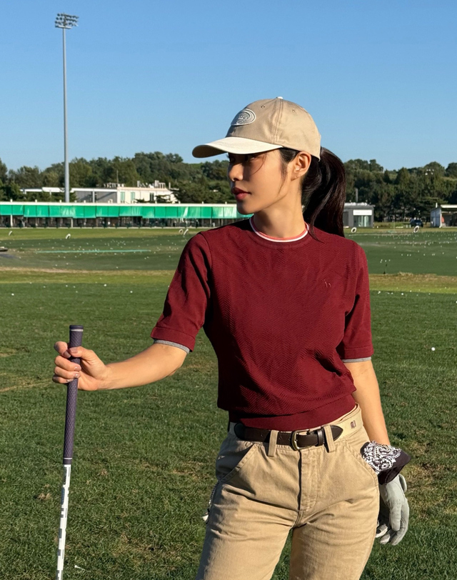 Áo knit golf nữ tay ngắn màu đỏ rượu vang — ảnh 2