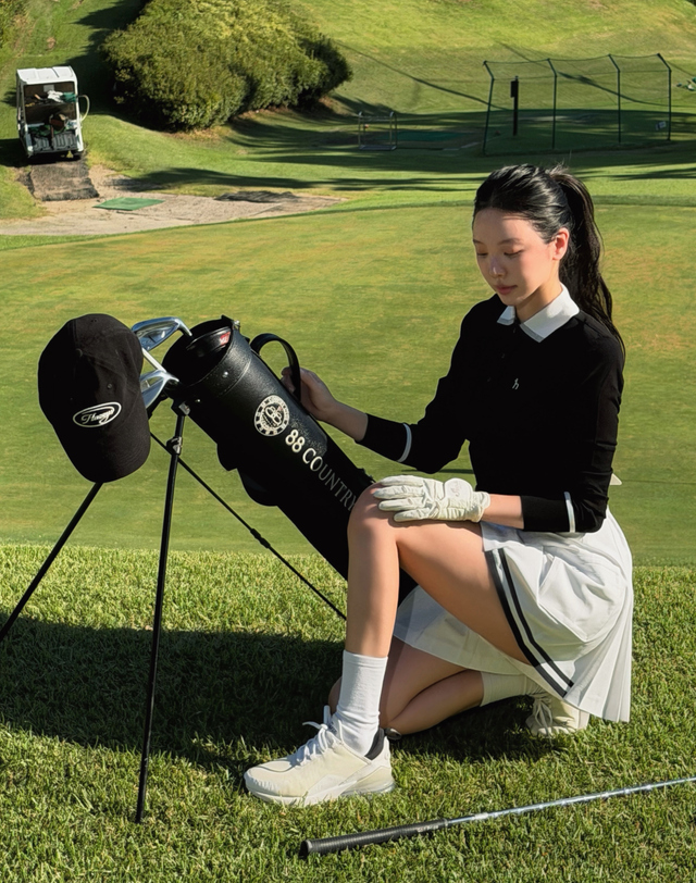 Áo knit golf nữ cổ bẻ tay dài màu đen — ảnh 2