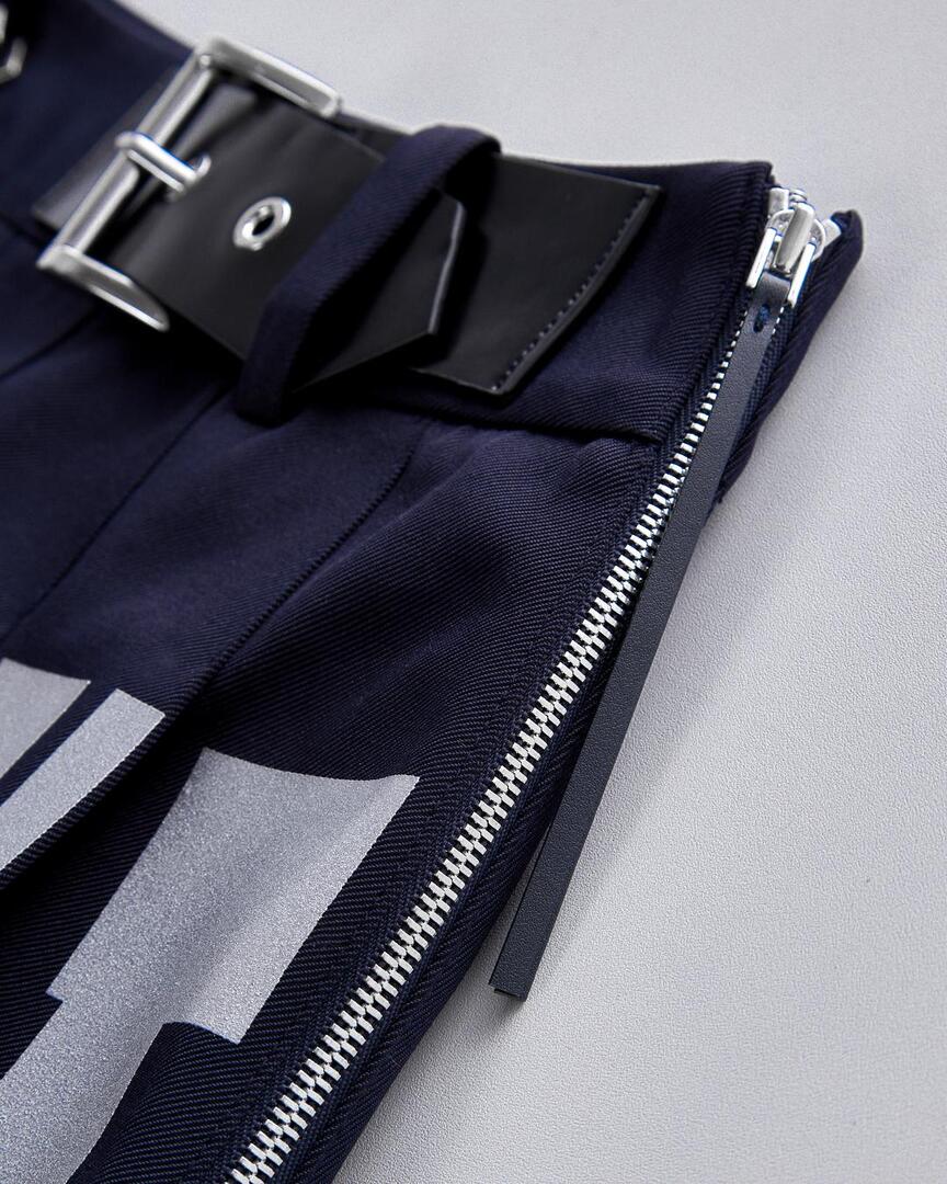 Váy golf nữ xếp ly chữ trắng trên nền xanh navy — ảnh 10