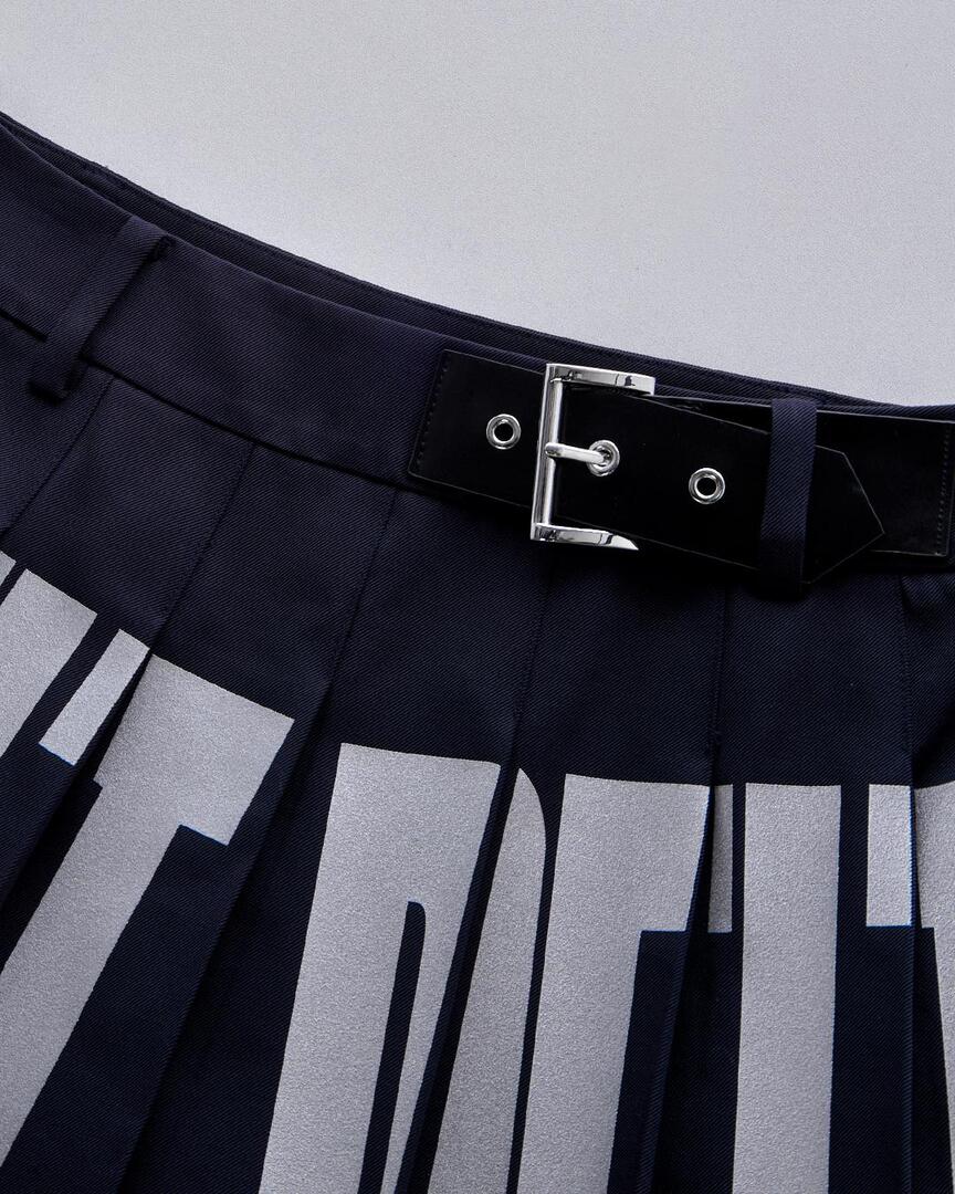 Váy golf nữ xếp ly chữ trắng trên nền xanh navy — ảnh 9
