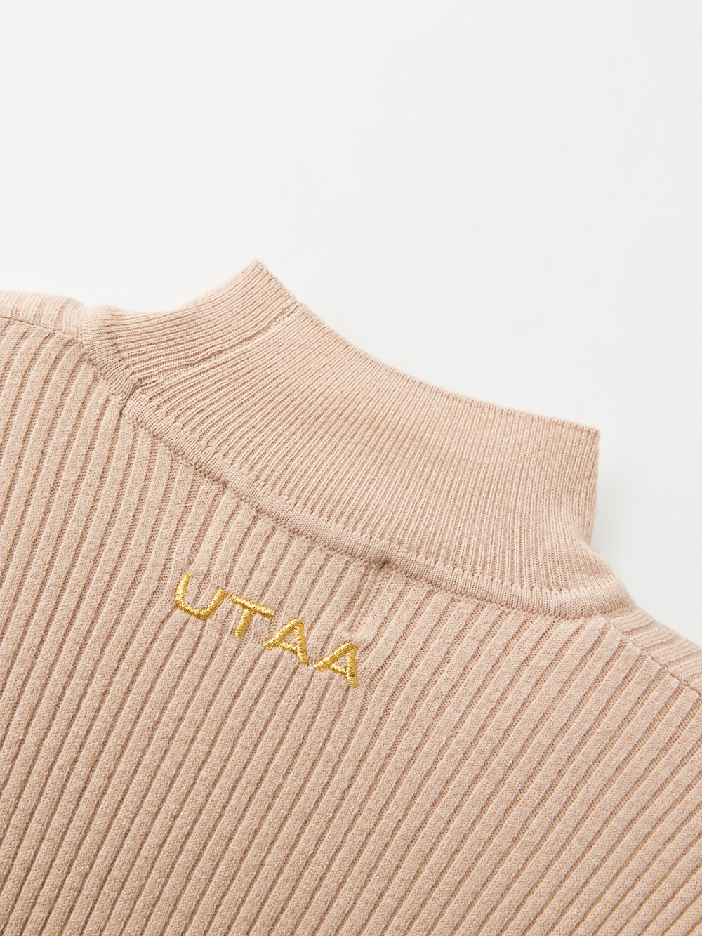 Áo knit golf nữ cổ chữ đứng màu be — ảnh 4