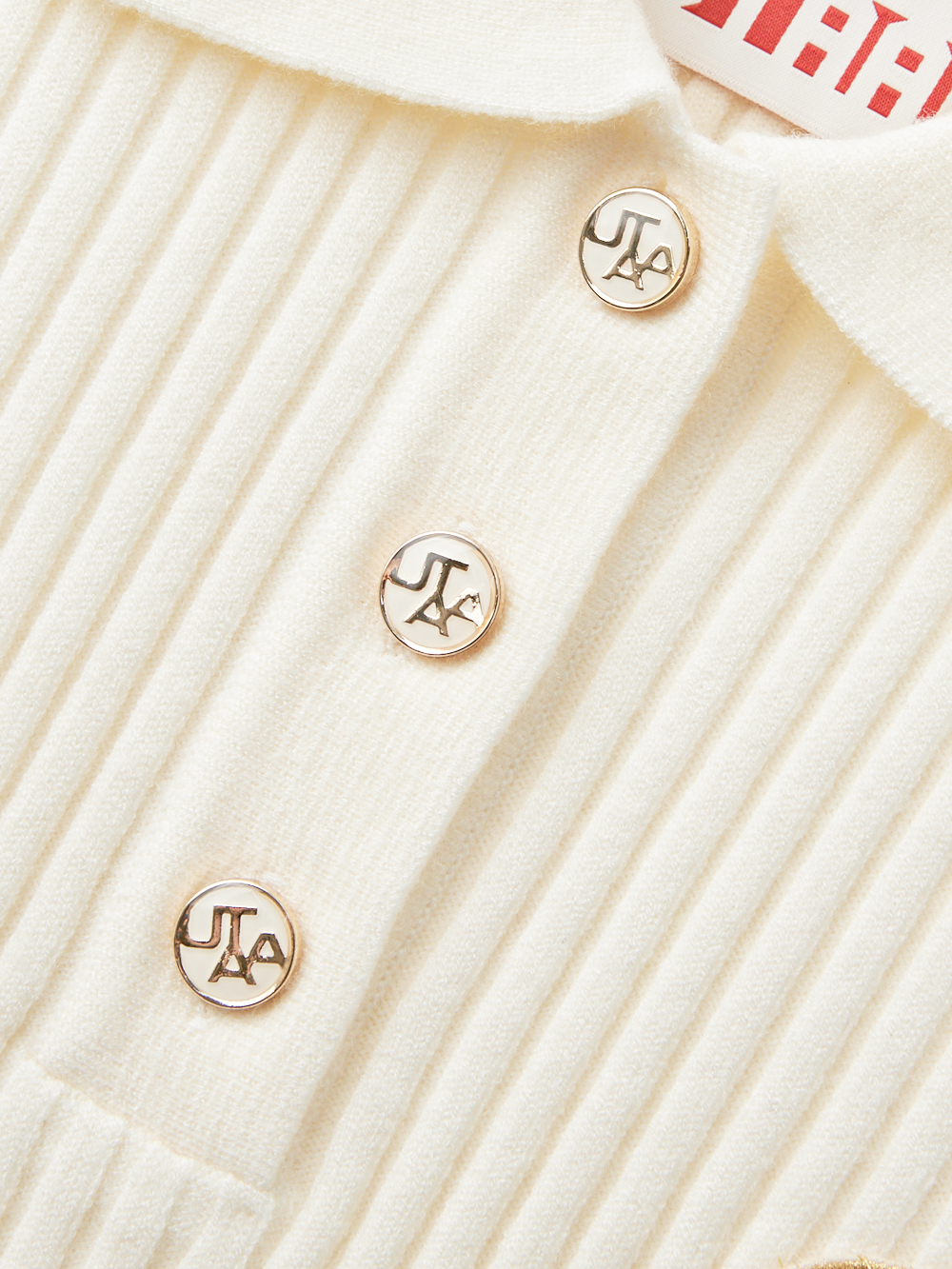Áo knit golf nữ cổ bẻ cài nút màu ngà — ảnh 3