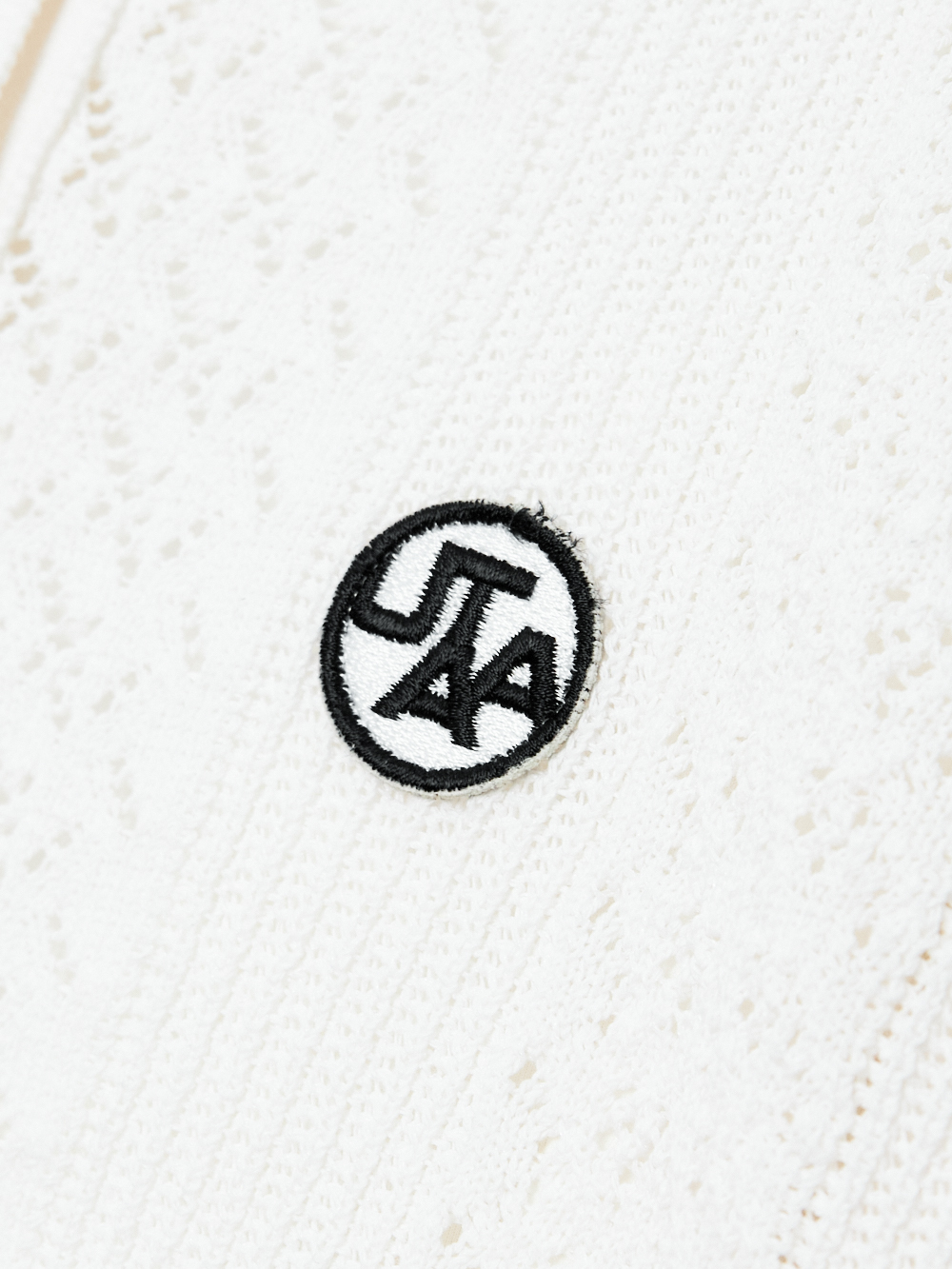 Áo knit golf nữ cổ bẹ màu trắng viền ren đen — ảnh 4