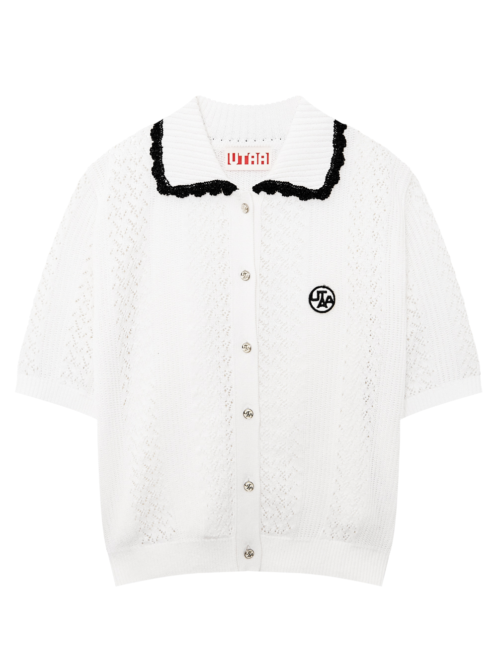 Áo knit golf nữ UTAA màu trắng với cổ bẹ viền ren đen và họa tiết đan kim tinh tế