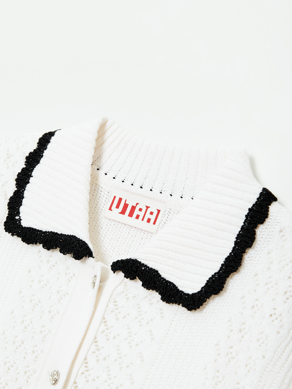 Áo knit golf nữ cổ bẹ màu trắng viền ren đen — ảnh 3