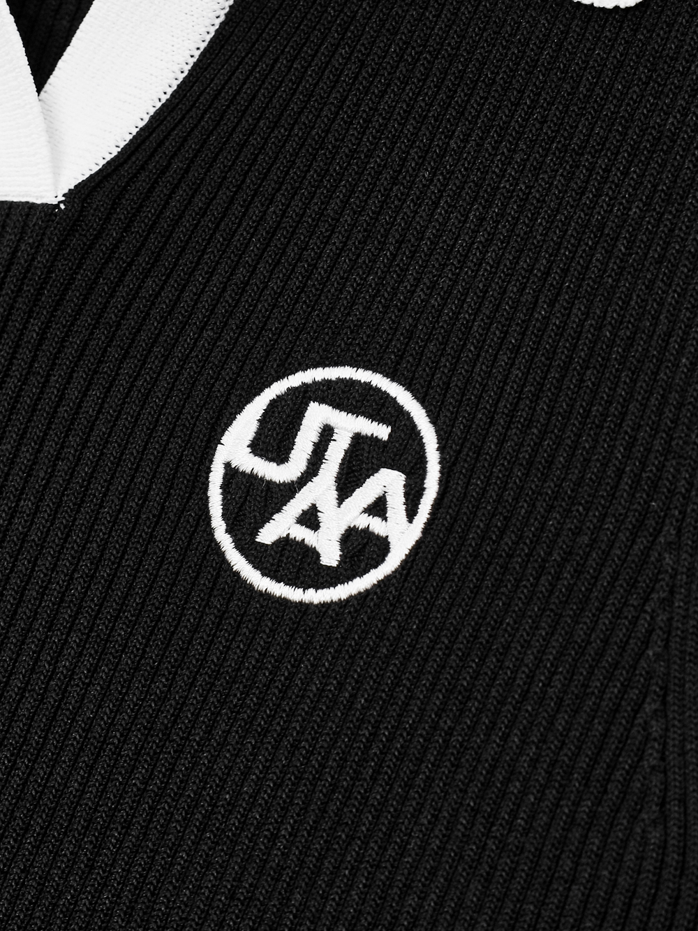 Áo knit golf nữ sát nách cổ trụ phối viền trắng màu đen — ảnh 4