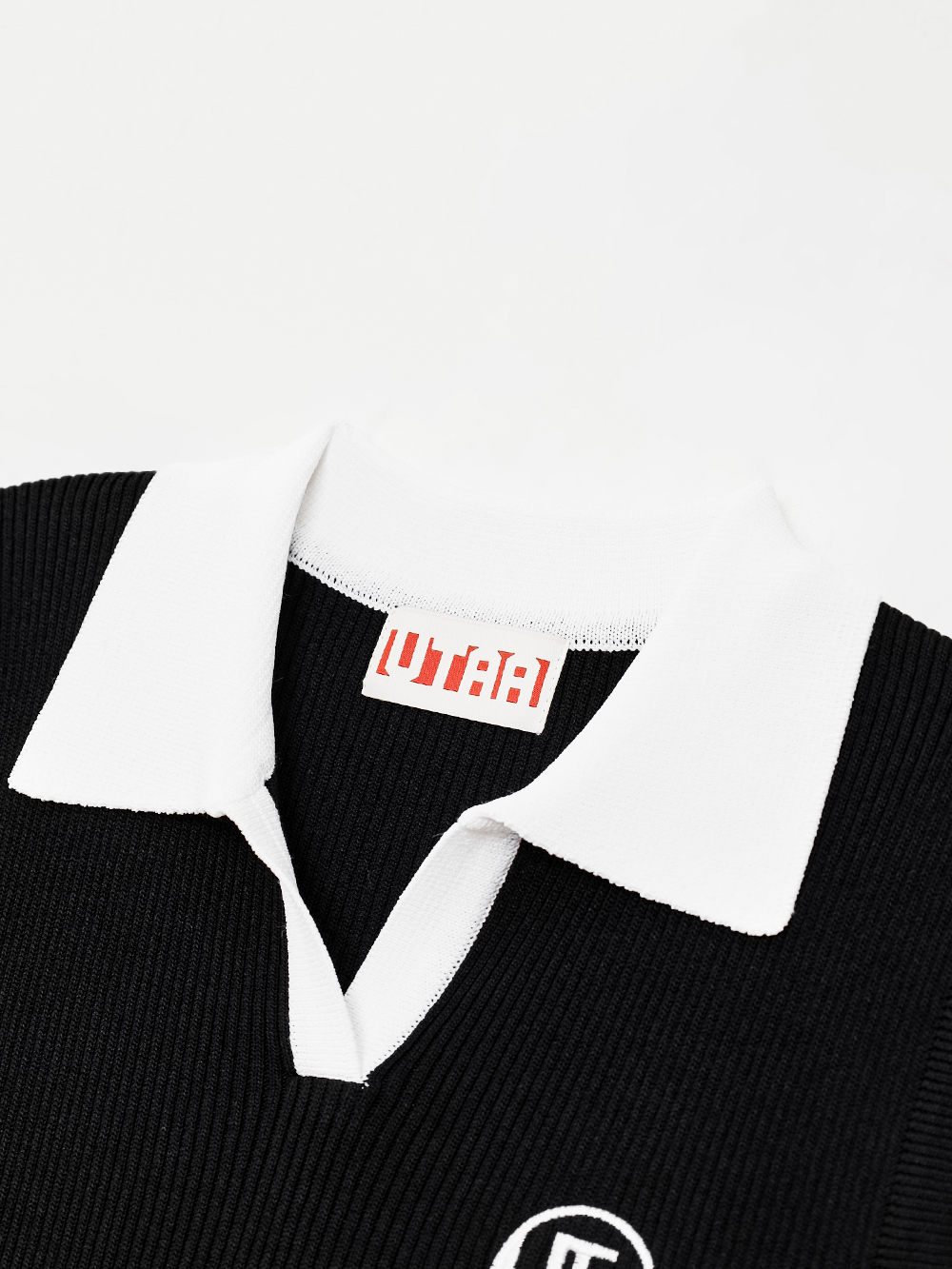 Áo knit golf nữ sát nách cổ trụ phối viền trắng màu đen — ảnh 3