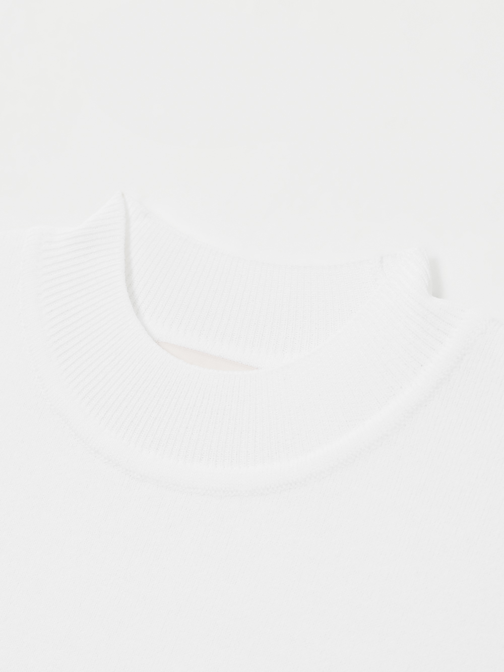 Áo knit golf nữ cổ lọ sát nách viền đỏ màu trắng — ảnh 3