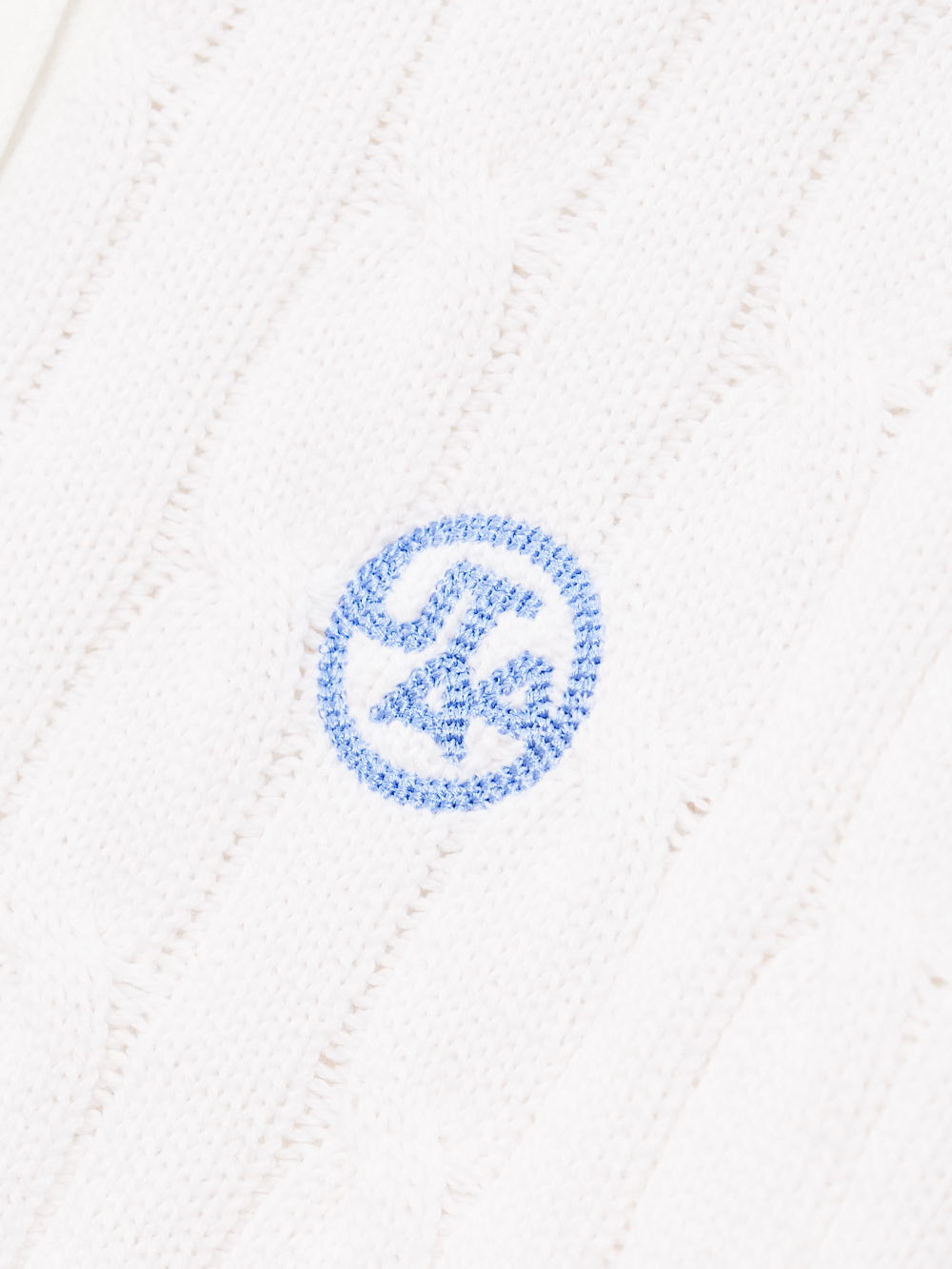 Áo knit golf nữ cổ bẻ nút phối họa tiết trắng — ảnh 4