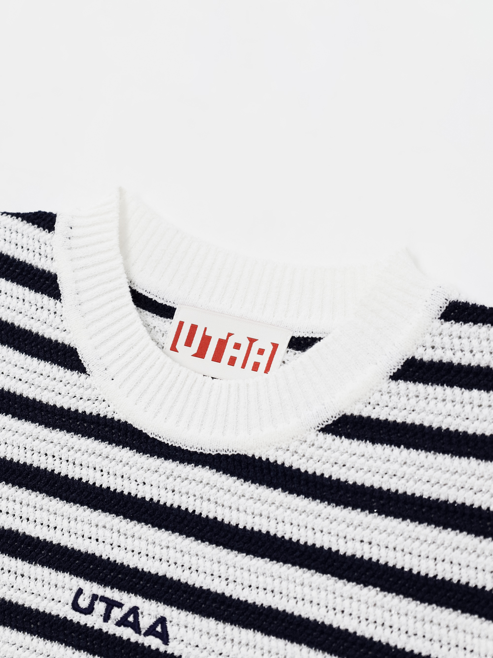 Áo knit golf nữ sọc ngang đen trắng cổ tròn sát nách — ảnh 3
