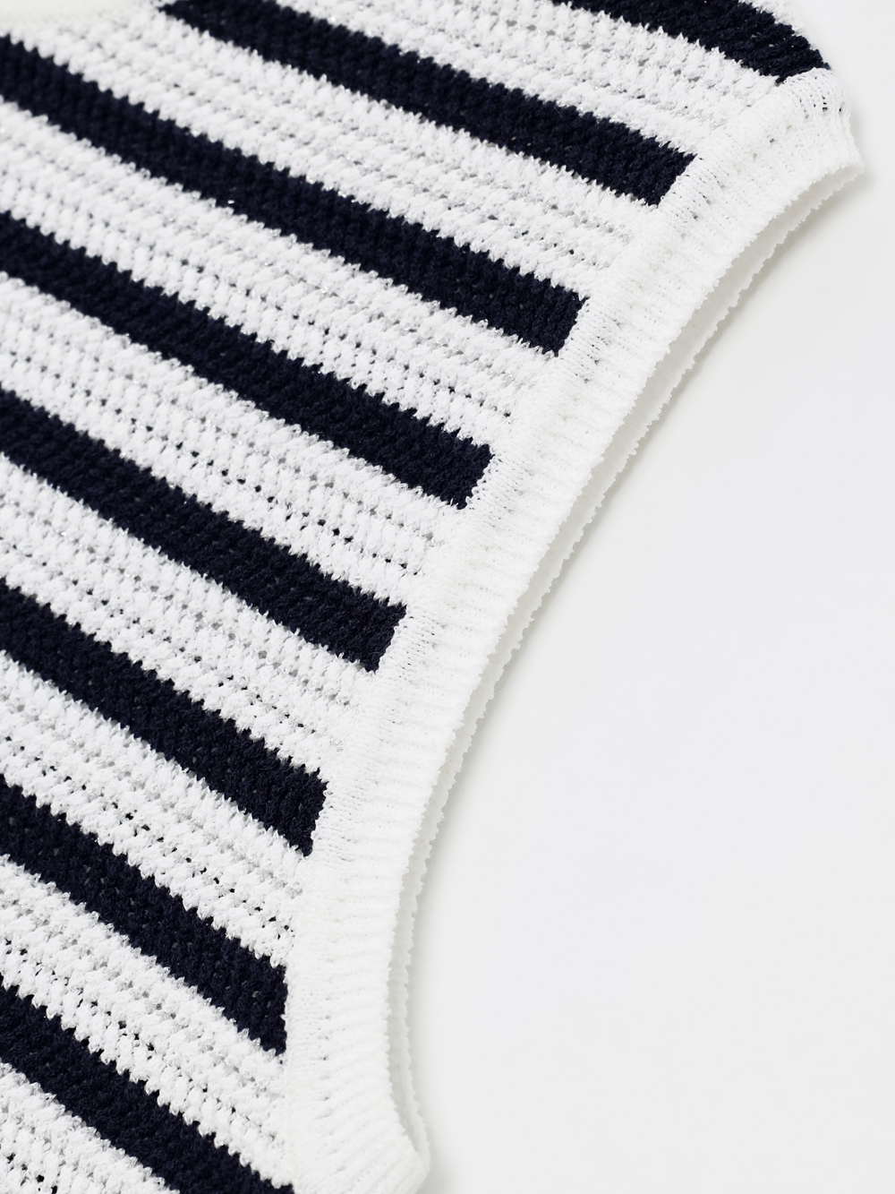 Áo knit golf nữ sọc ngang đen trắng cổ tròn sát nách — ảnh 5