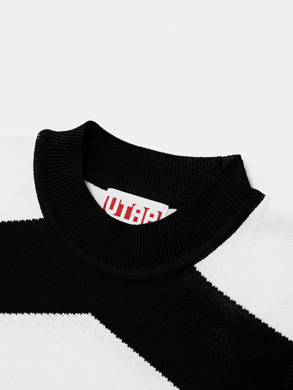 Áo knit golf nữ cổ tròn sát tay họa tiết kẻ đen trắng — ảnh 3