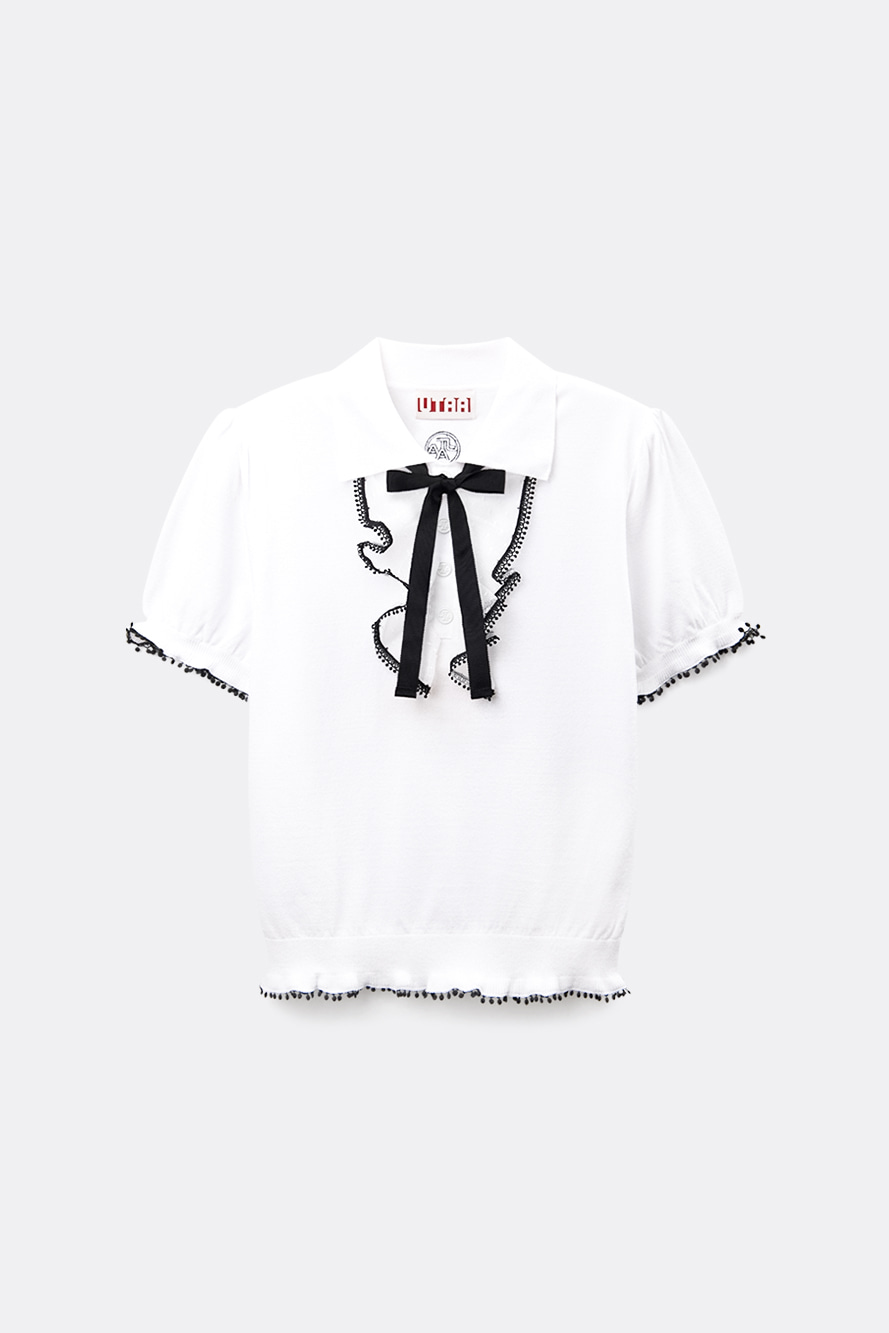 Áo knit golf nữ màu trắng với cổ bẻ, tay ngắn, viền ren đen và nơ đen trang trí tinh tế