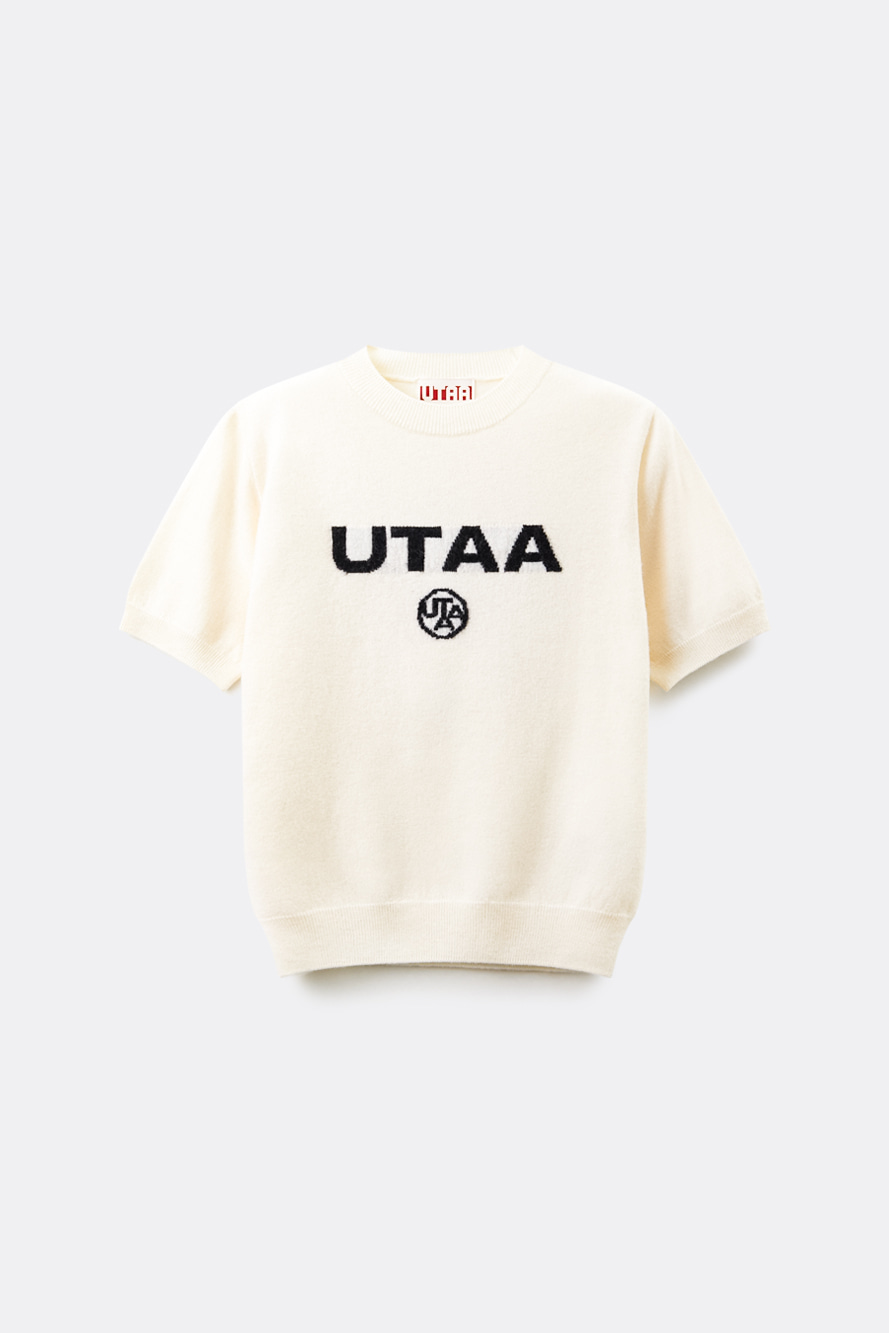 Áo knit golf nữ tay ngắn màu ngà với logo chữ UTAA màu đen nổi bật